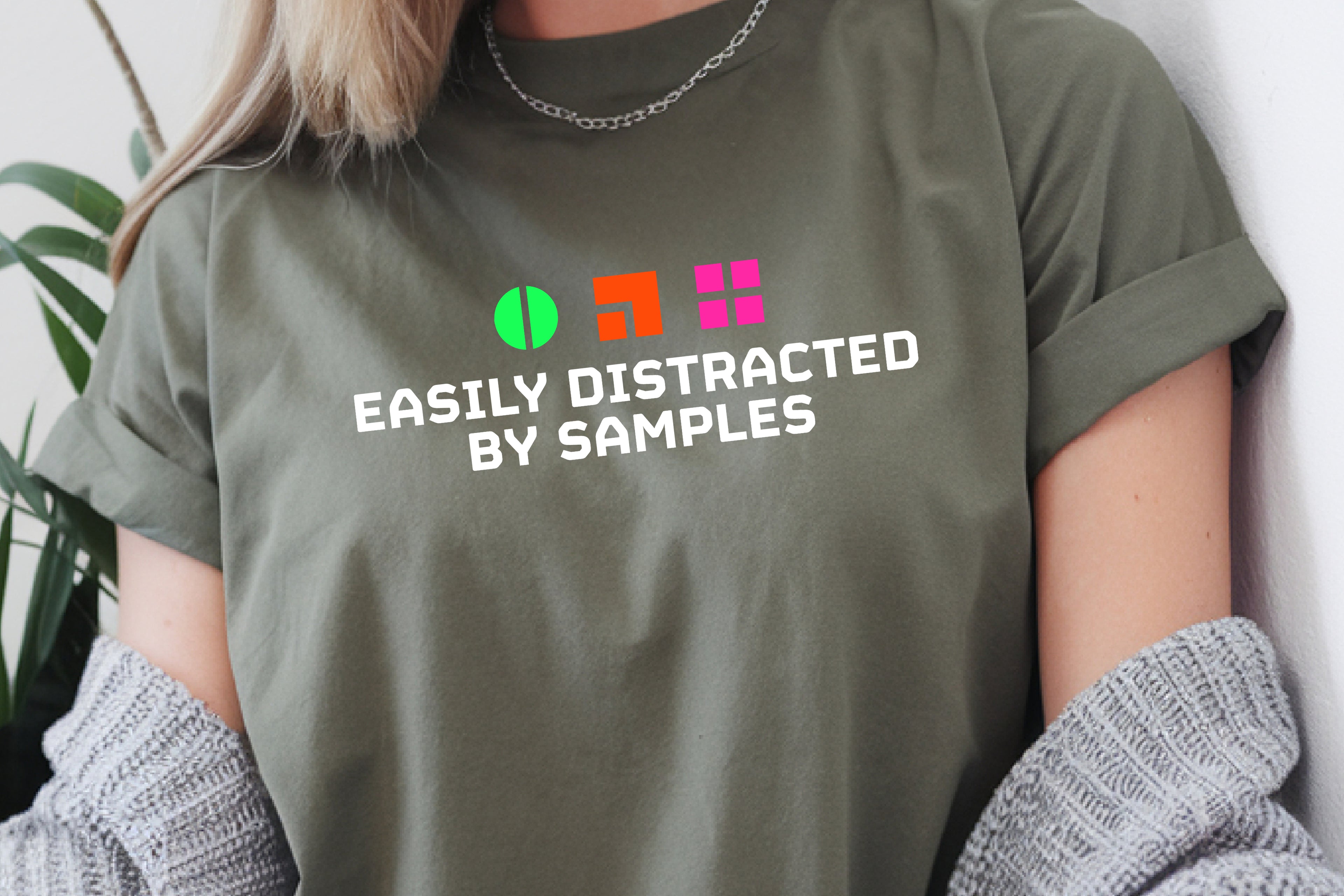 Funny Helldivers 2 Shirt – Easily Distracted by Samples Meme T-Shirt Gift for Helldivers Players